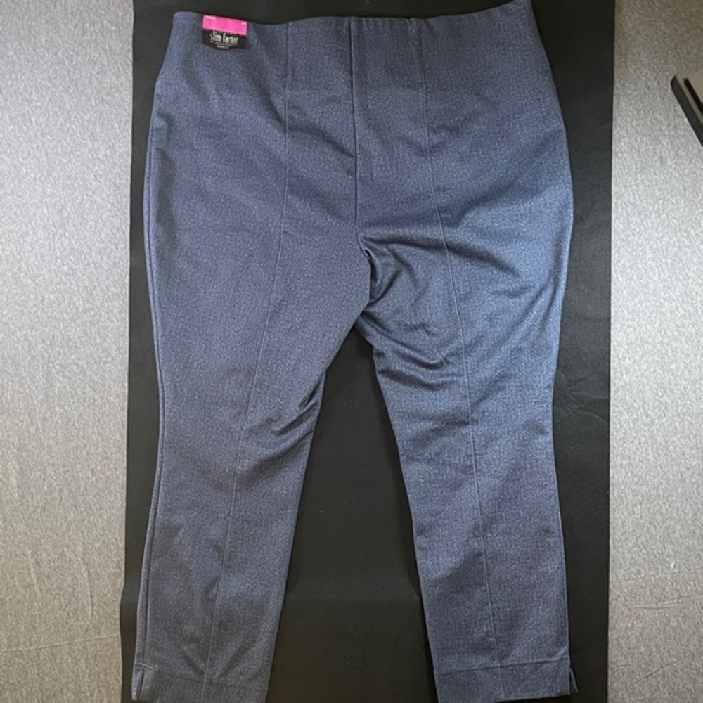 Investments Women's Ankle Cropped Pants in Navy